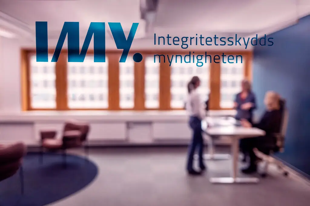 IMY bild på ett kontor med människor som pratar
